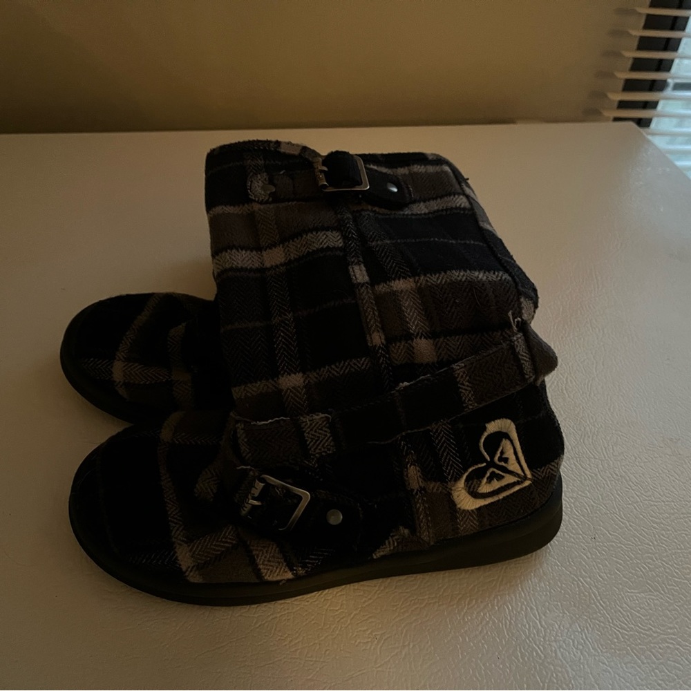 Roxy boots with fur on the inside size 6 1/2 black and gray
